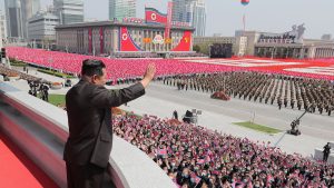 Coreea de Nord a organizat luni o paradă militară nocturnă pentru a marca aniversarea înfiinţării armatei sale