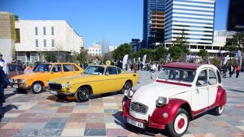 VIDEO. 150 de mașini de epocă fac paradă prin București