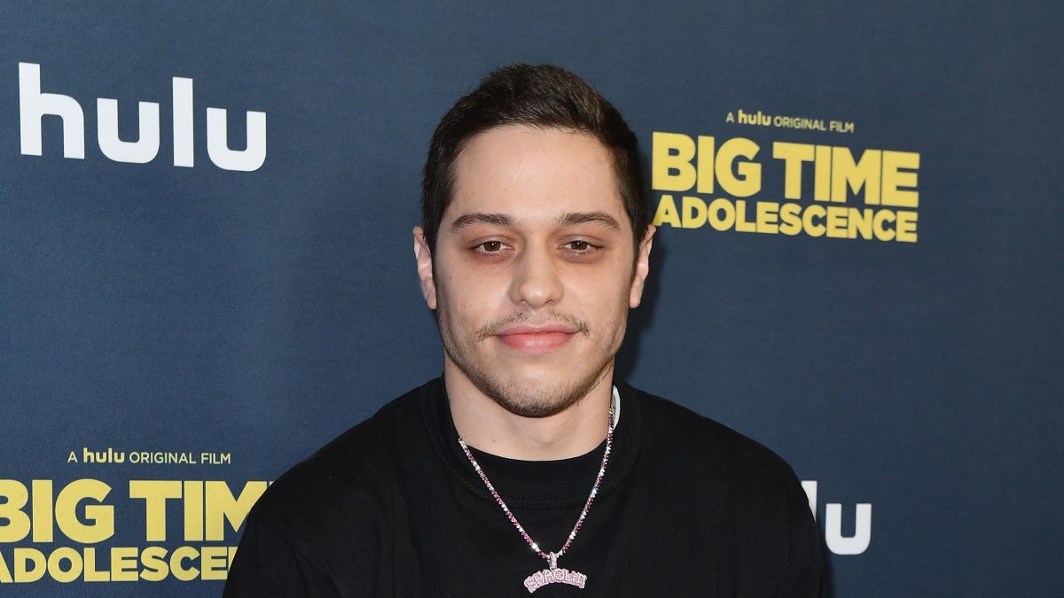 Pete Davidson glumește pe seama lui Kanye West în primul eveniment de tip stand-up din ultimii trei ani