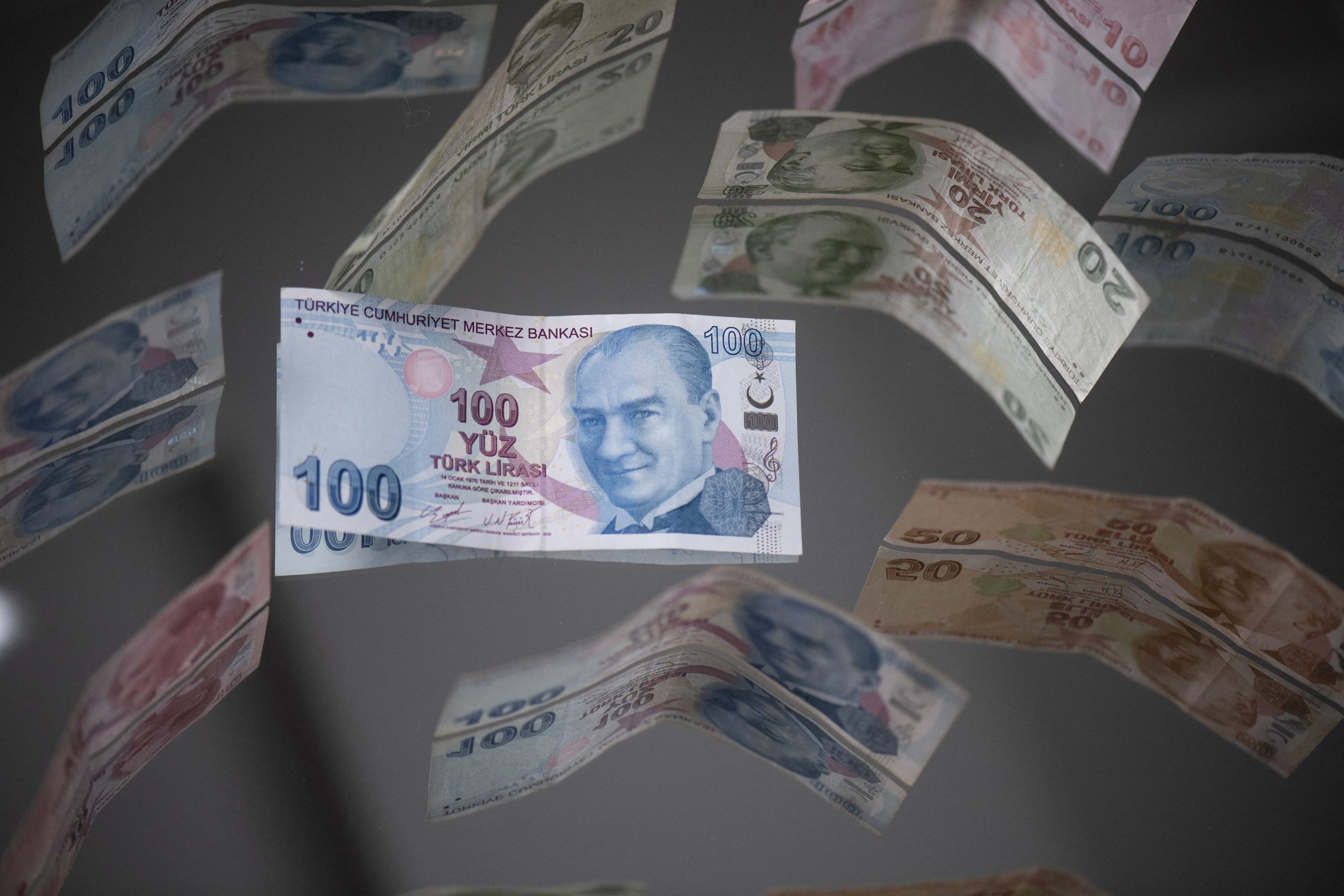Guvernul României se împrumută la cele mai mari dobânzi din UE