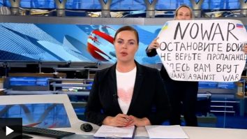 Jurnalista rusă, care a protestat în direct, a fost angajată de o publicaţie germană