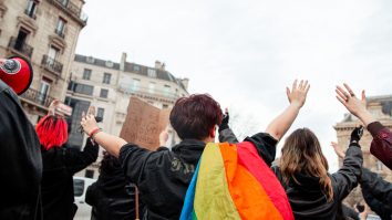 Grupările pentru drepturile omului din România îndeamnă parlamentarii să nu aprobe legea care discriminează comunitatea LGBT