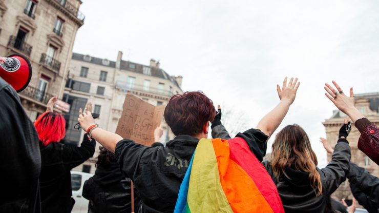 Grupările pentru drepturile omului din România îndeamnă parlamentarii să nu aprobe legea care discriminează comunitatea LGBT