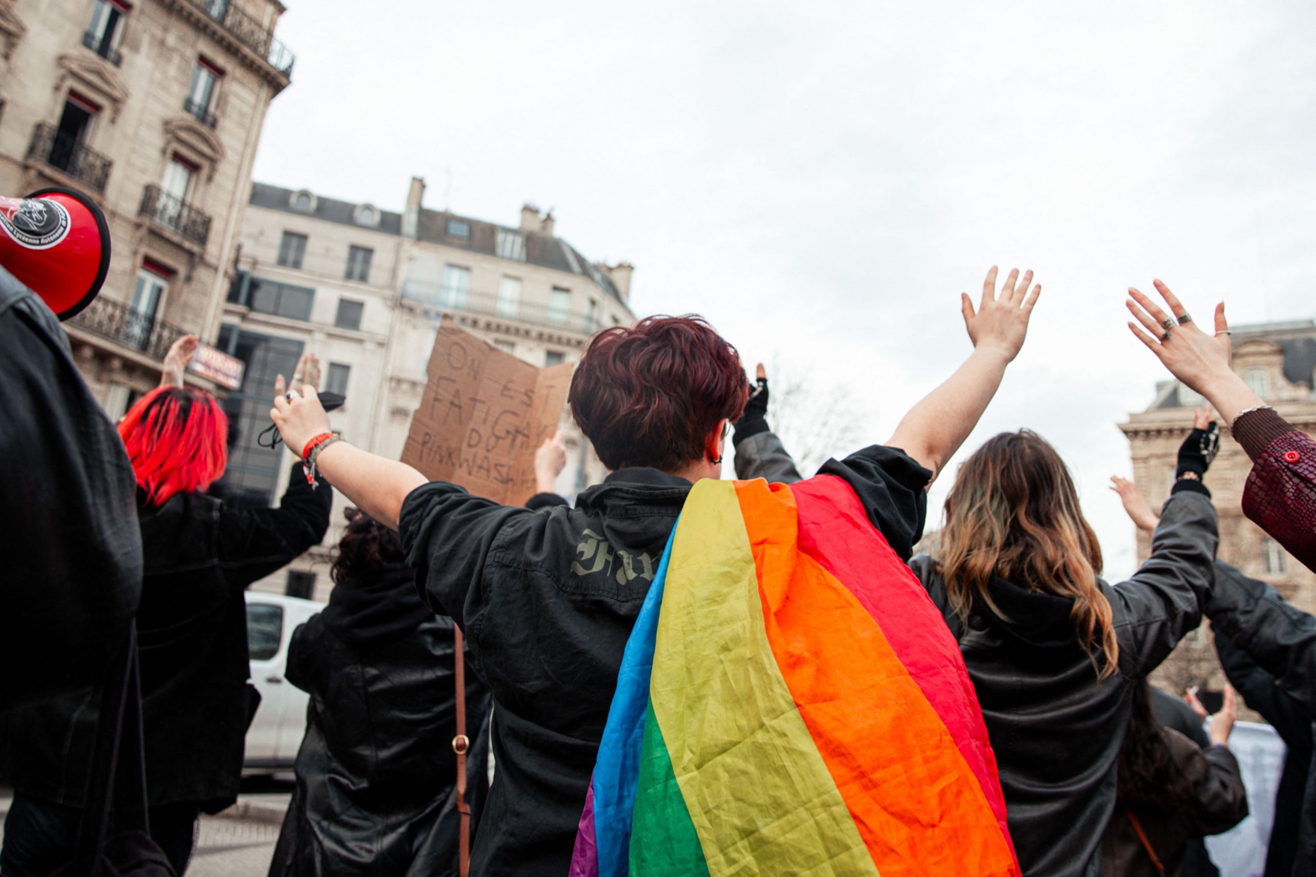 Grupările pentru drepturile omului din România îndeamnă parlamentarii să nu aprobe legea care discriminează comunitatea LGBT