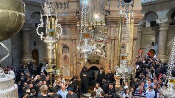 Lumina Sfântă adusă de la Ierusalim în România va fi trimisă şi în Ucraina şi Republica Moldova