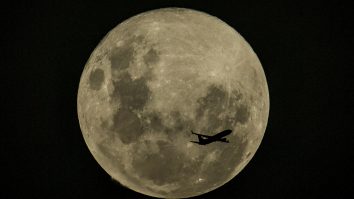 NASA vinde particulele de praf colectate de Neil Armstrong de pe Lună