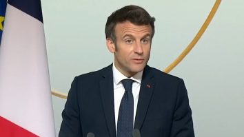 Emmanuel Macron afirmă că incendiile vor fi aduse sub control şi anunţă un plan de reconstrucţie