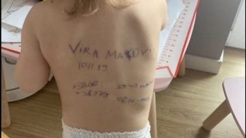 Copiii ucraineni au datele personale scrise pe spate, în cazul în care părinții lor sunt uciși