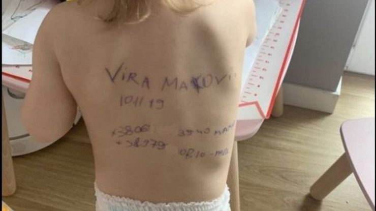 Copiii ucraineni au datele personale scrise pe spate, în cazul în care părinții lor sunt uciși