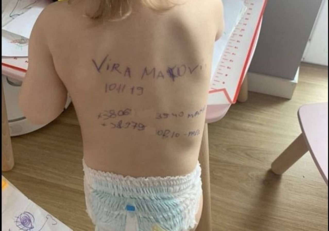 Copiii ucraineni au datele personale scrise pe spate, în cazul în care părinții lor sunt uciși