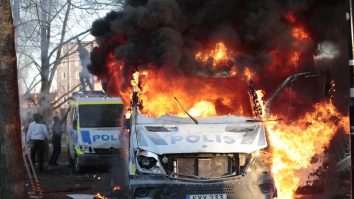 Un politician din Suedia a stârnit revolte plănuind să ardă Coranul. Trei persoane au fost rănite, iar mai multe vehicule au fost incendiate