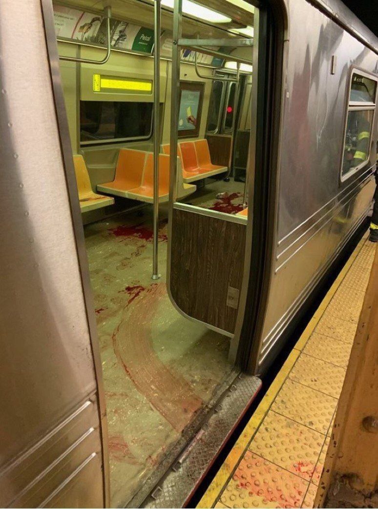 Mai multe persoane au fost împușcate într-o stație de metrou din Brooklyn. Anchetatorii l-au identificat pe suspect după un card de credit