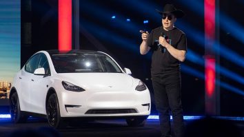 Elon Musk anunță că Tesla va construi un vehicul conceput pentru a fi un robotaxi
