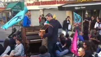 Proteste pe străzile din Paris. Activiștii cer rezolvarea problemelor de mediu