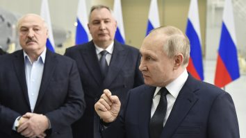 Alexander Lukașenko îi oferă lui Putin un cadou neobișnuit pentru cea de-a 70-a aniversare: un tractor