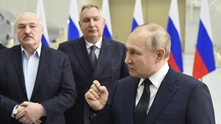 Alexander Lukașenko îi oferă lui Putin un cadou neobișnuit pentru cea de-a 70-a aniversare: un tractor