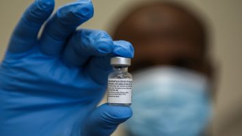 O femeie decedată de 23 de ani, amendată din cauză că nu s-a vaccinat