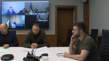 Zelenski spune că trupele ruse minează zonele din care se retrag