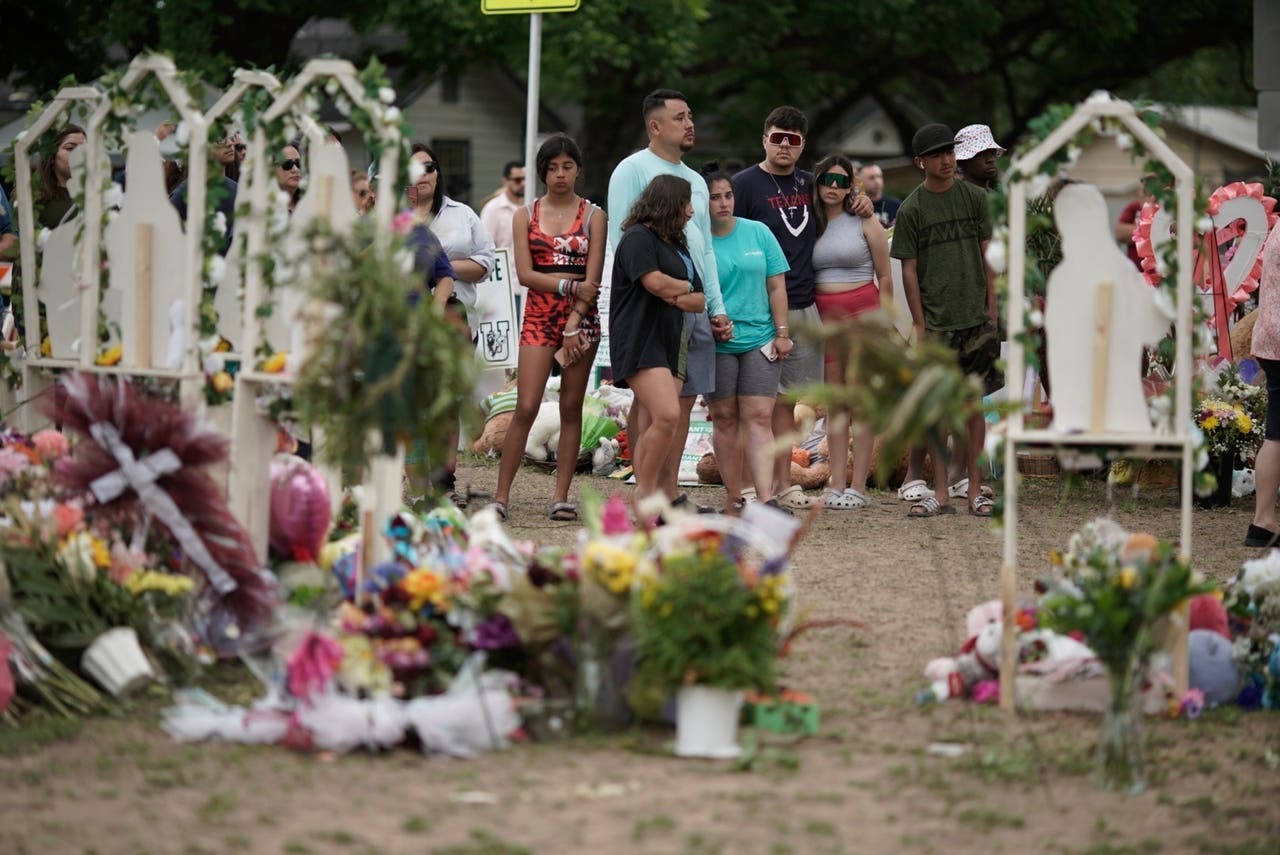Familiile încep înmormântarile copiiilor uciși în atacul armat de la școala din Texas