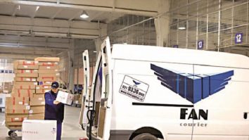 Firmele de curierat vor fi obligate să raporteze clienții care plătesc cash