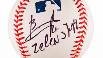 O minge de baseball semnată de Zelenski a fost vândută la licitaţie cu peste 50.000 de dolari