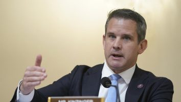 Congresmanul Adam Kinzinger a anunțat introducerea unei rezoluții pentru a autoriza utilizarea forțelor armate ale SUA pe teritoriul  Ucrainei