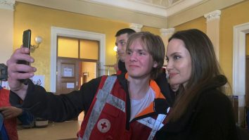 Angelina Jolie, vizită în orașul Liov. Fanii au întâlnit-o într-o cafenea