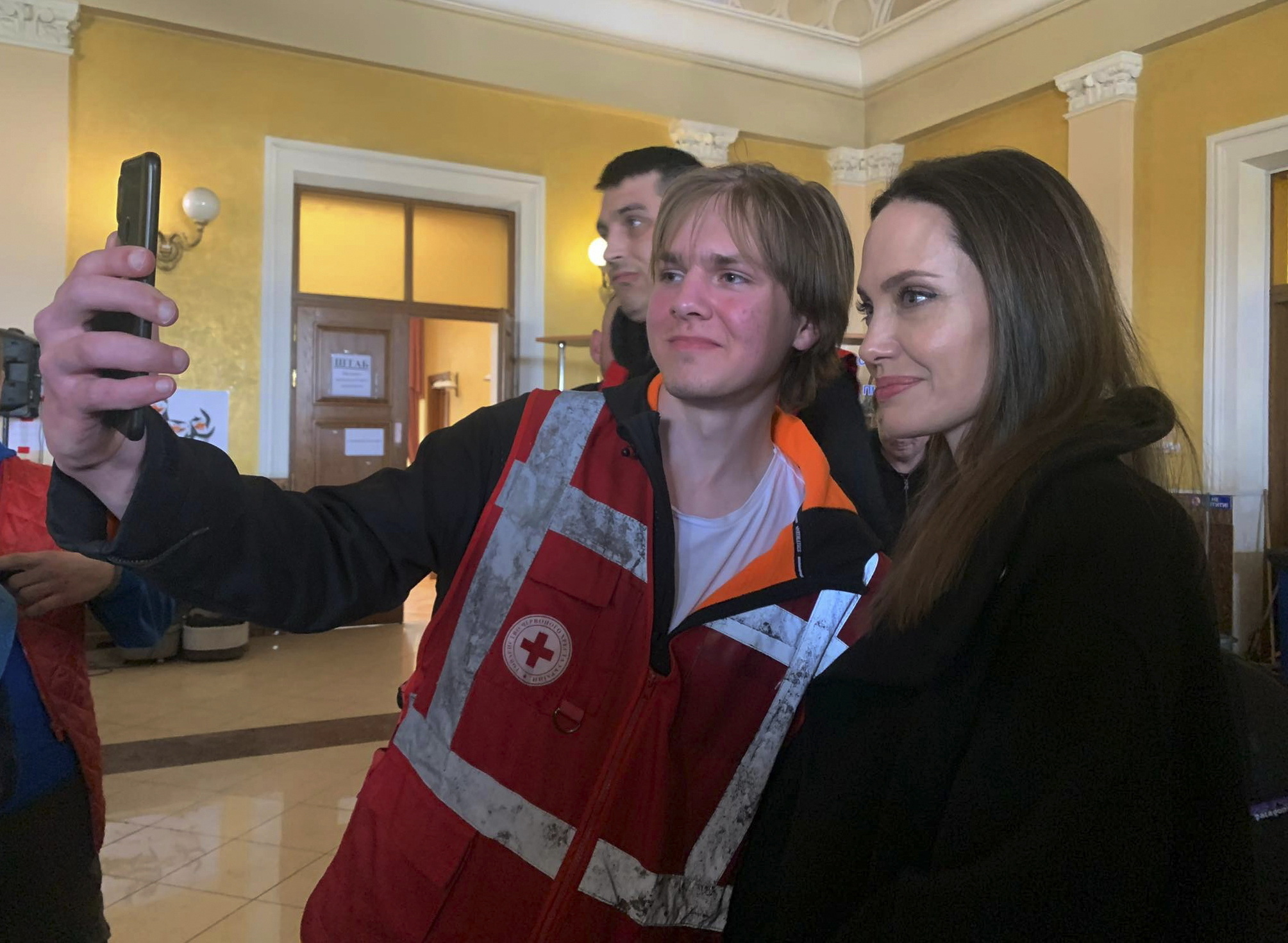 Angelina Jolie, vizită în orașul Liov. Fanii au întâlnit-o într-o cafenea