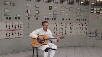 Muzicianul şi activistul Sviatoslav Vakarchuk cântă la centrala de la Cernobîl