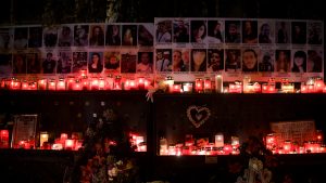 Lumnari stau aprinse in memoria celor 65 de persoane care si-au pierdut viata in incendiul din clubul Colectiv, in Bucuresti, sambata, 30 octombrie 2021. In urma incendiului din clubul Colectiv, tragedie de la care se implinesc 6 ani, au murit 65 de persoane. ANDREEA ALEXANDRU / MEDIAFAX FOTO