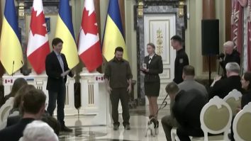 Președintele Zelenski a acordat o medalie cățelului ales să detecteze minele în Ucraina, de la invazia Rusiei
