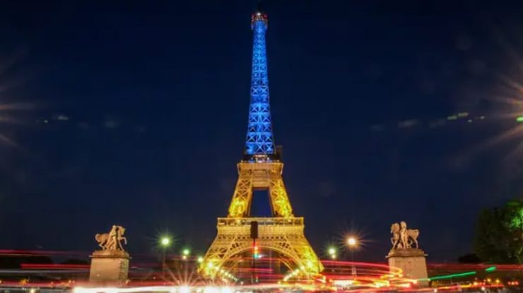 Turnul Eiffel va fi iluminat în culorile Ucrainei pentru a marca un an de la începutul invaziei rusești