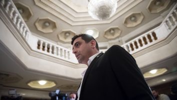 Presedintele AUR, George Simion, poate fi vazut la Parlament, in timpul negocierilor dintre PNL si PSD pentru formarea unei noi majoritati parlamentare si a guvernului, marti, 16 noiembrie 2021. ALEXANDRU DOBRE / MEDIAFAX FOTO