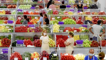 Producatori si vanzatori asteapta deschiderea pietei agro-alimentare Piata Sudului, in sectorul 4 din Bucuresti, marti, 11 august 2020. ANDREEA ALEXANDRU / MEDIAFAX FOTO