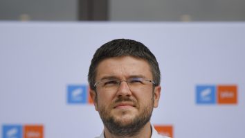 Ambrozie Irineu Darau se pregateste sa sustina un discurs dupa ce si-a prezentat candidatura pentru presedintia USR PLUS, in timpul comitetului politic USR PLUS desfasurat la Teatrul National, in Bucuresti, sambata, 28 august