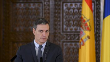 Premierul Spaniei, Pedro Sanchez asculta discursul presedintelui Romaniei, Klaus Iohannis in timpul unor declaratii de presa, la Palatul Cotroceni din Bucuresti, joi, 17 martie 2022. ANDREEA ALEXANDRU / MEDIAFAX FOTO