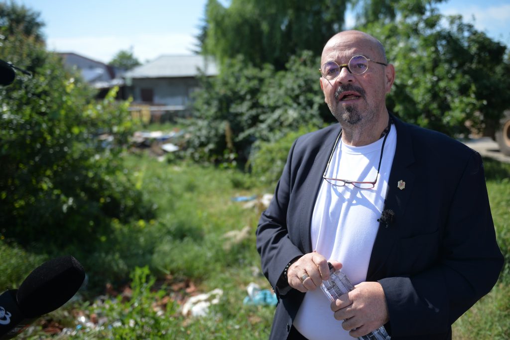 Primarul Sectorului 5, Popescu Cristian Piedone, participa la o actiune de reparatie a strazii Draganului, organizata de primaria de sector, in Bucuresti, marti, 8 iunie 2021. ALEXANDRU DOBRE/ MEDIAFAX FOTO.