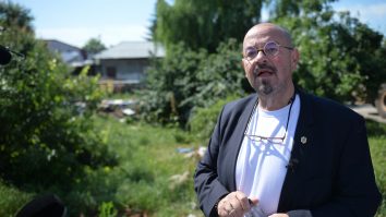 Primarul Sectorului 5, Popescu Cristian Piedone, participa la o actiune de reparatie a strazii Draganului, organizata de primaria de sector, in Bucuresti, marti, 8 iunie 2021. ALEXANDRU DOBRE/ MEDIAFAX FOTO.