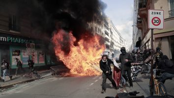 Proteste violente de 1 Mai la Paris. Protestatarii au criticat strategiile președintelui Macron, proaspăt reales