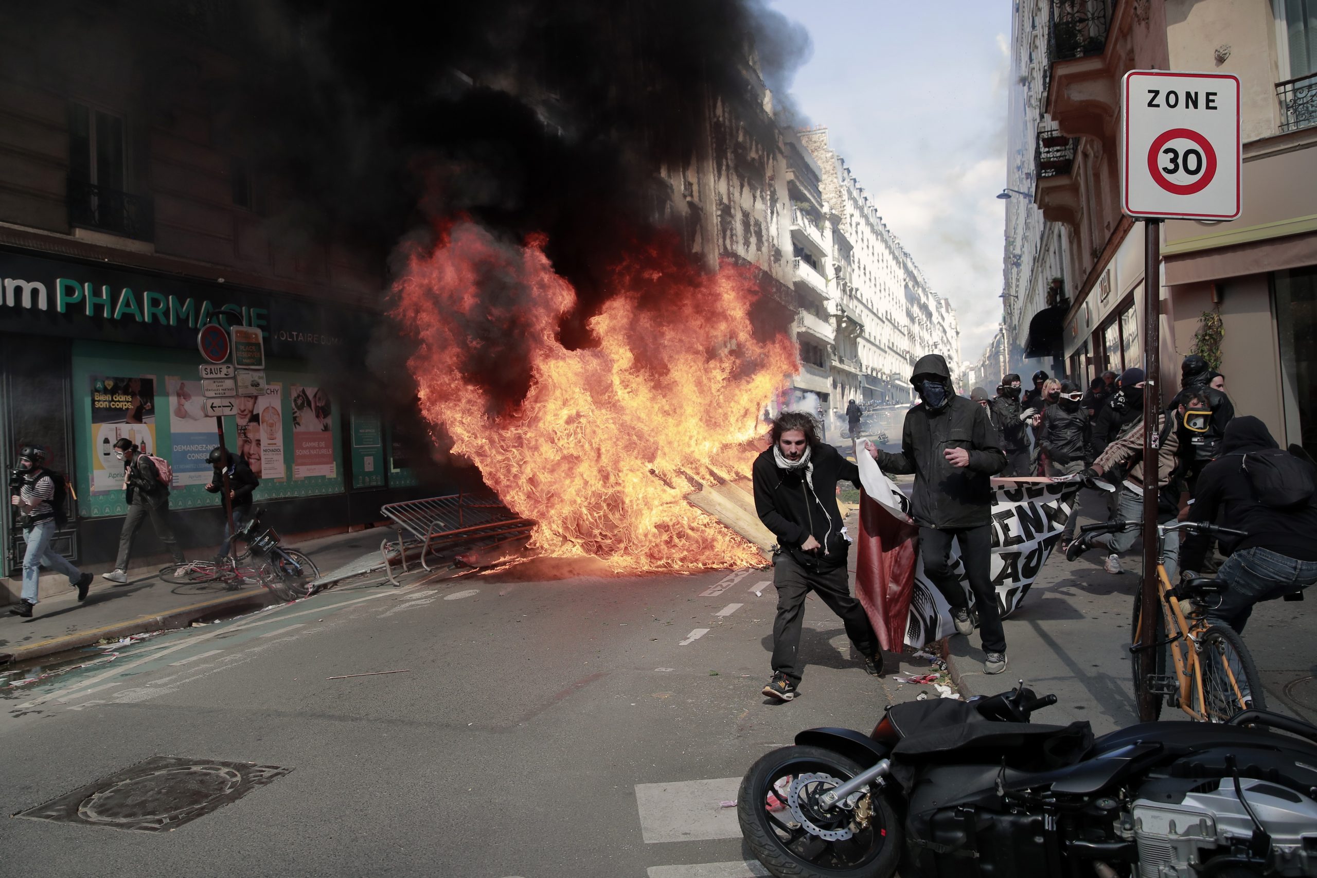 Proteste violente de 1 Mai la Paris. Protestatarii au criticat strategiile președintelui Macron, proaspăt reales