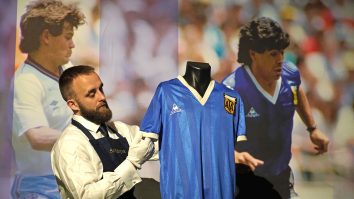 Tricoul lui Maradona, cunoscut ca „mâna lui Dumnezeu”, a fost vândut la licitație pentru 7 milioane de lire sterline