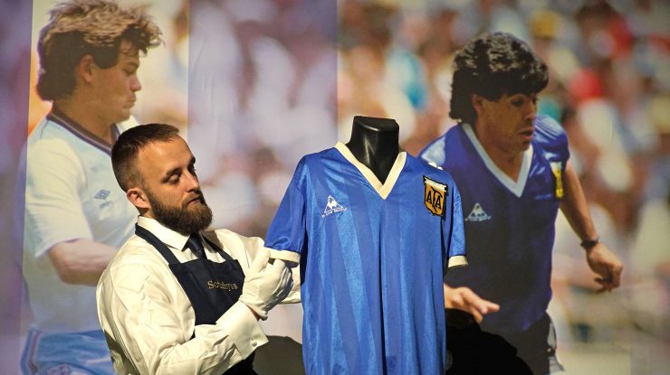 Tricoul lui Maradona, cunoscut ca „mâna lui Dumnezeu”, a fost vândut la licitație pentru 7 milioane de lire sterline