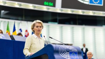 Ursula von der Leyen cere interzicerea importului de petrol rusesc în următoarele șase luni