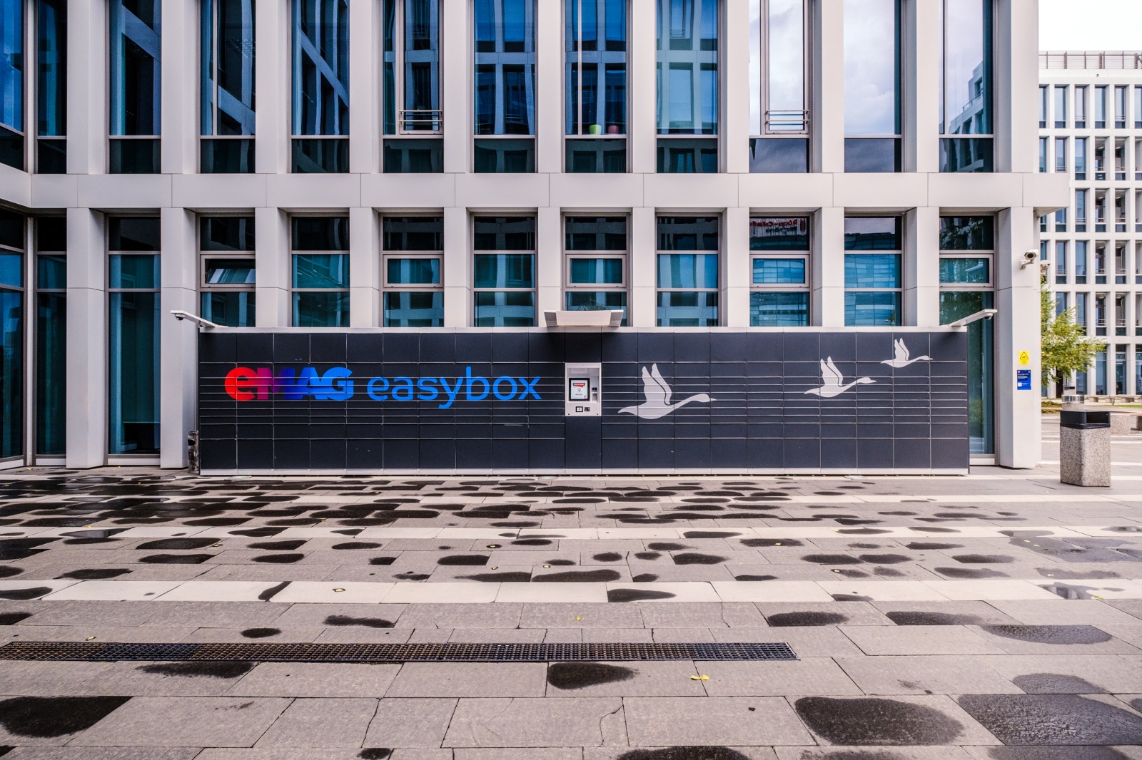 eMAG simplifică și mai mult livrarea la easybox. Clienții vor plăti aceeași taxă pentru orice comandă de la eMag sau de la magazinele partenere