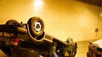 STUDIU. Femeile prezintă un risc mai mare de a rămâne blocate în mașină după un accident