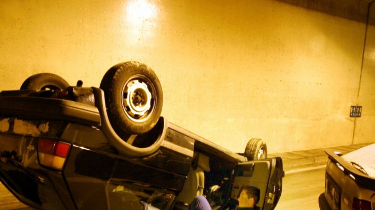 STUDIU. Femeile prezintă un risc mai mare de a rămâne blocate în mașină după un accident