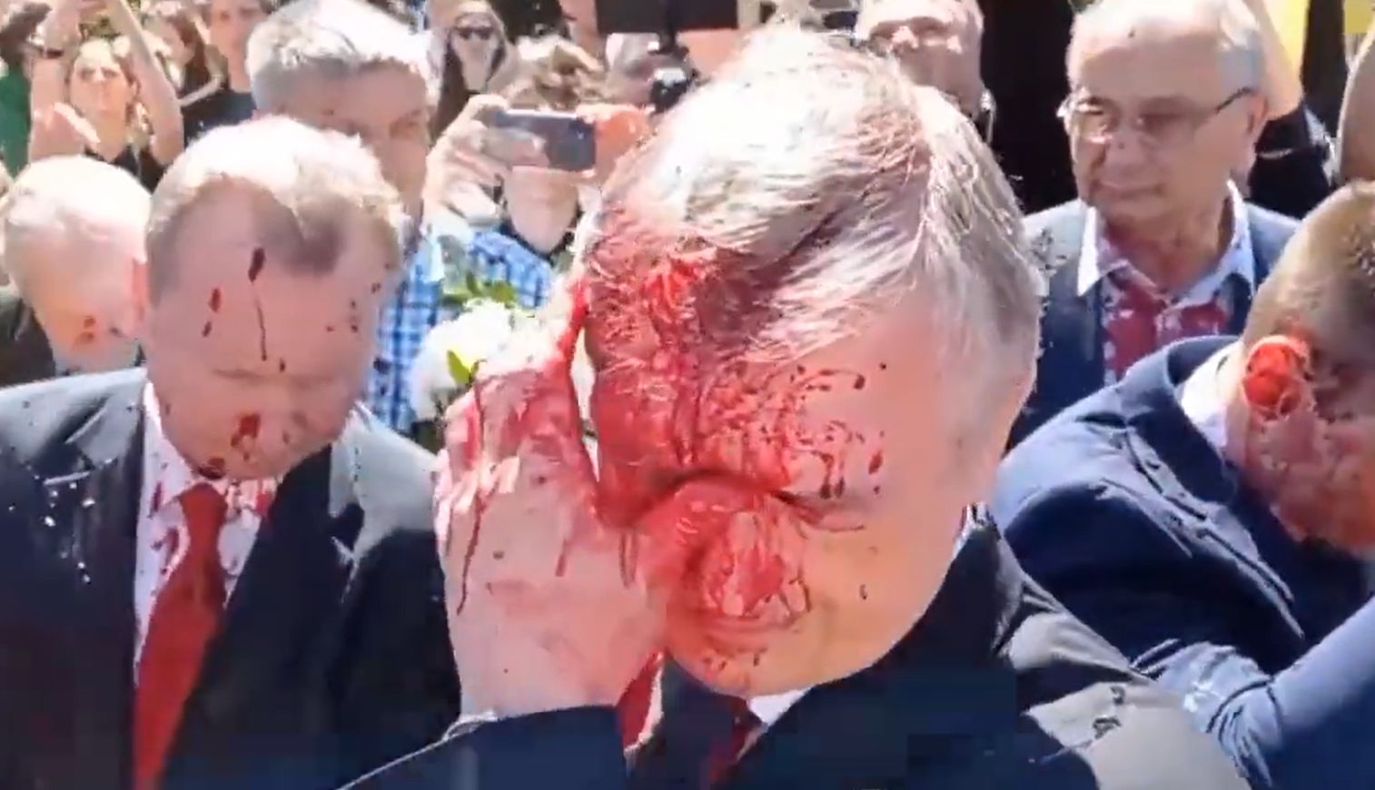 VIDEO. Ambasadorul Rusiei în Polonia a fost atacat la o ceremonie din Varşovia cu ocazia Zilei Victoriei. A fost stropit cu vopsea roşie