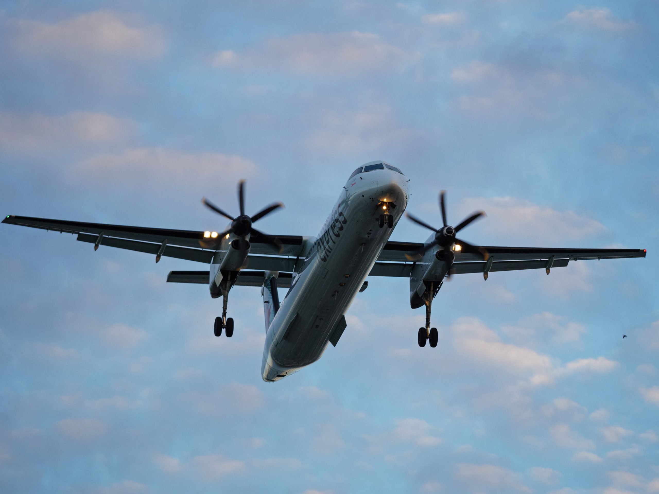 Prețurile biletelor de avion au explodat în ultima perioadă. Consiliul Concurenței începe o anchetă pentru a vedea dacă sunt justificate scumpirile