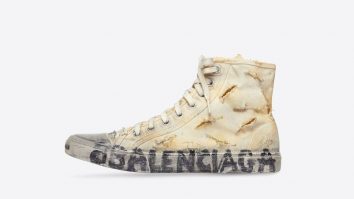 Balenciaga vinde papuci „uzați” cu aproape 1.500 de euro