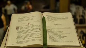 O versiune veche de sute de ani a Bibliei, descoperită în Noua Zeelandă, încurajează adulterul